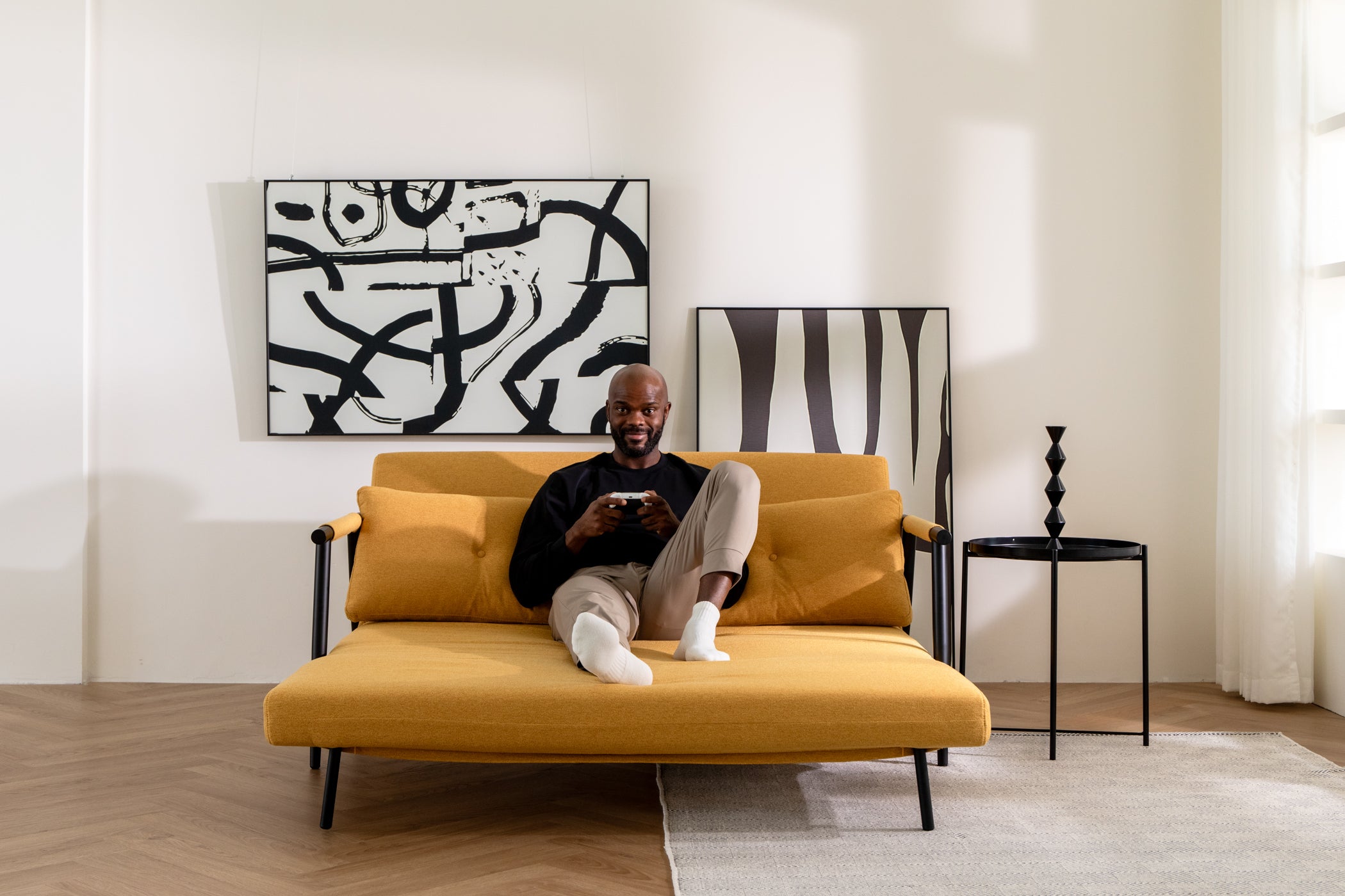 JENNER Tuscany Yellow Lifetyle With Model