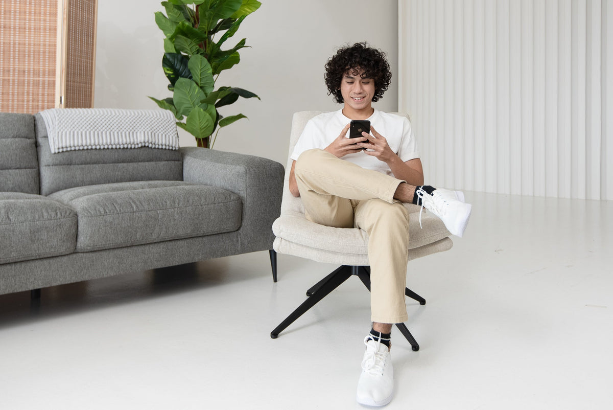 Zenia: Modern Swivel Chair with Durable Metal Frame – Spaze