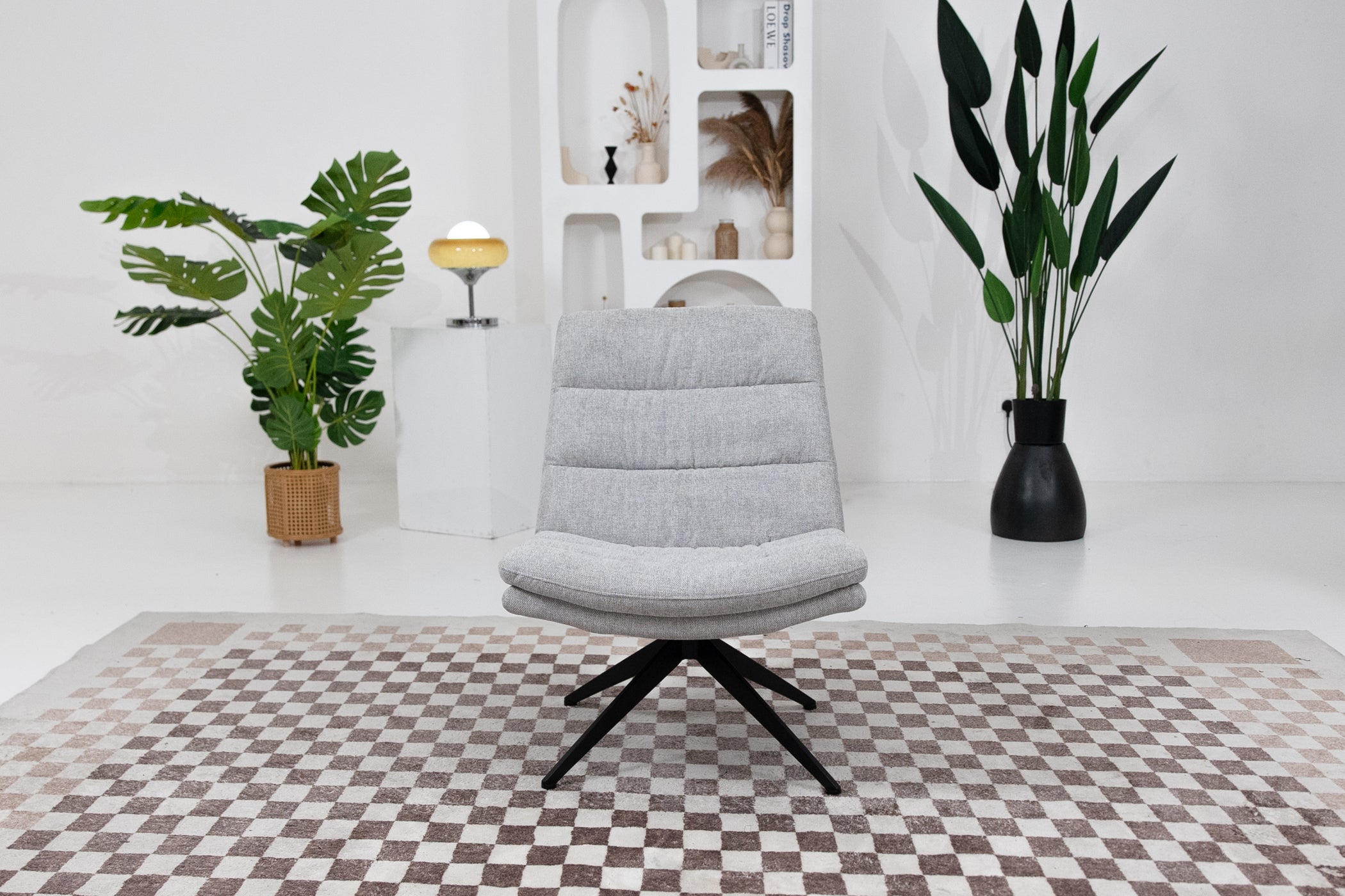Zenia: Modern Swivel Chair with Durable Metal Frame – Spaze